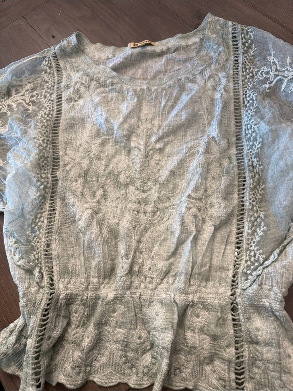 Democracy Pale green Embroidered Peasant Blouse
Perfect condition
Med